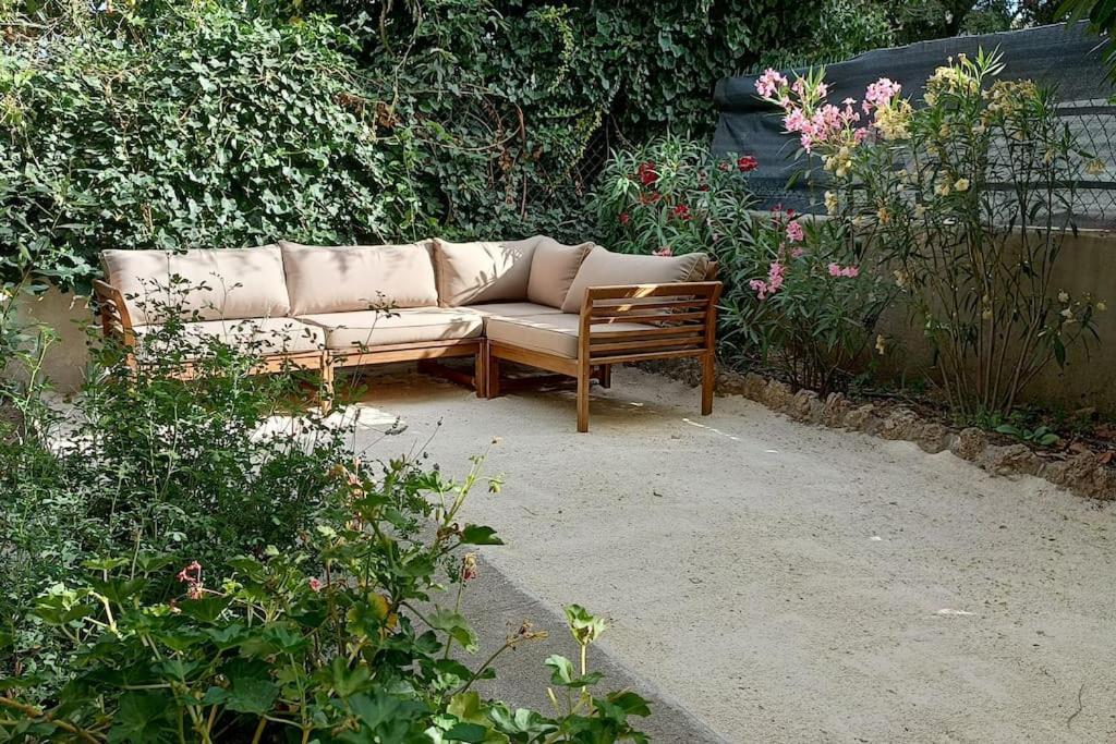 Grand Appartement, 2 Chambres Et Jardin Nîmes Eksteriør billede