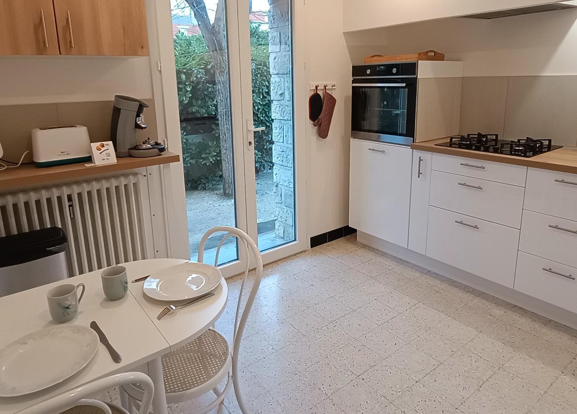 Grand Appartement, 2 Chambres Et Jardin Nîmes Eksteriør billede